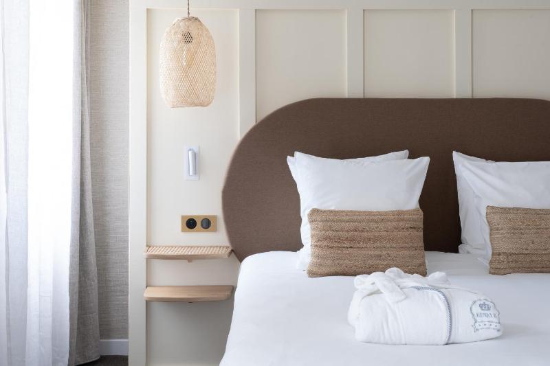 Deluxe Double Room with Balcony image 2