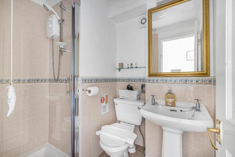 Deluxe Double Room with Shower image 4