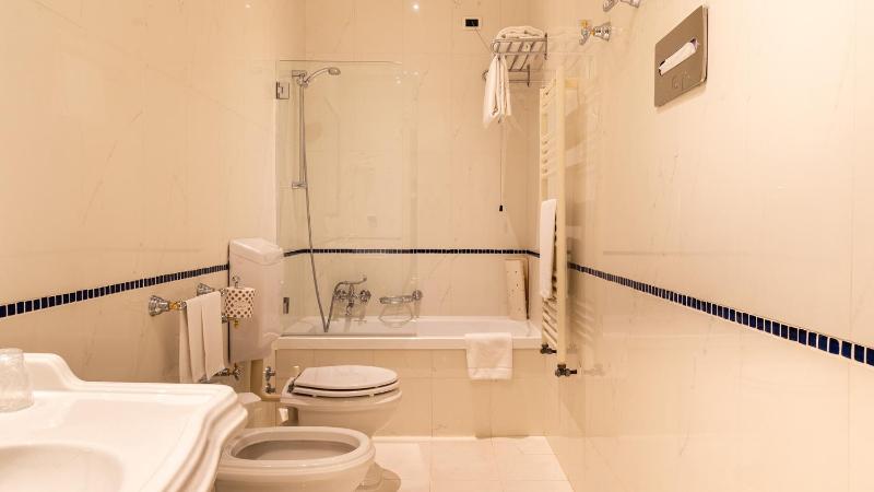 Deluxe Double Room - Canal View image 4