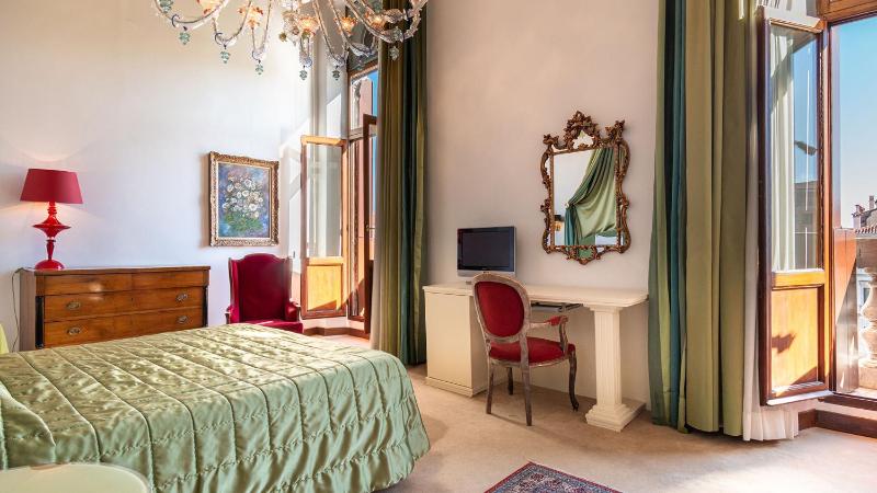 Deluxe Double Room - Canal View image 3