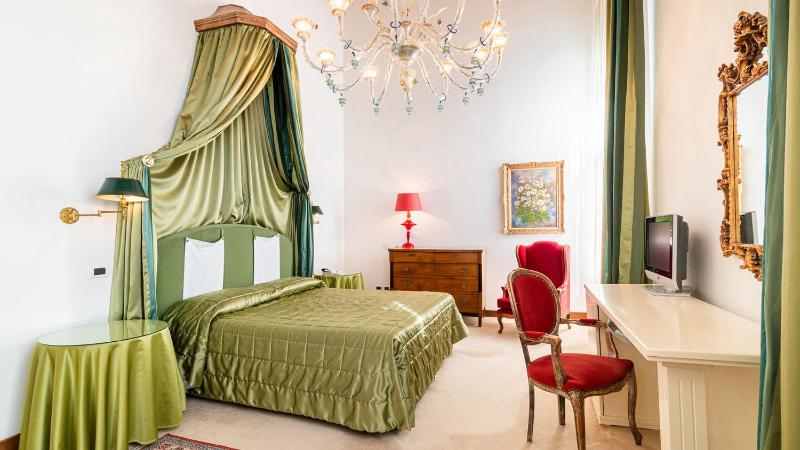 Deluxe Double Room - Canal View image 2