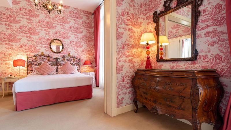 Junior Suite with Canal View image 3