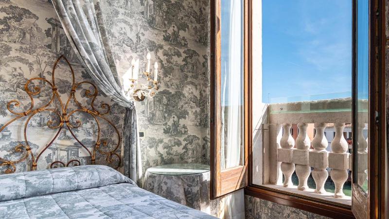 Junior Suite with Canal View image 4