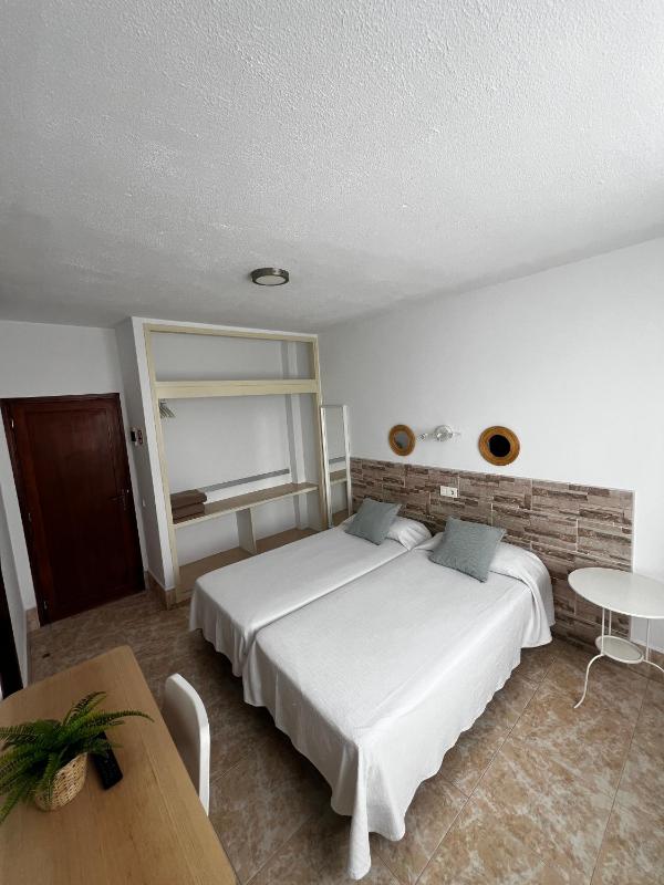 Twin Room image 3