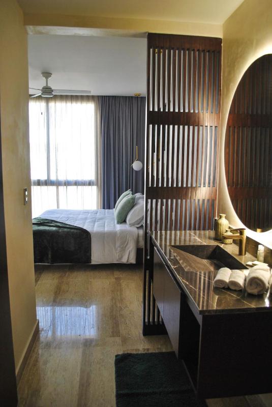 Upscale Condo Perfect Location - image 11