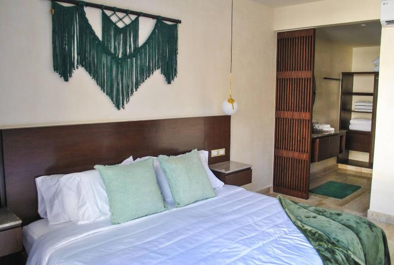 Upscale Condo Perfect Location - image 41