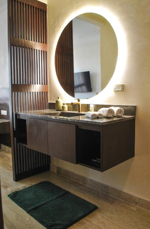 Upscale Condo Perfect Location - image 32