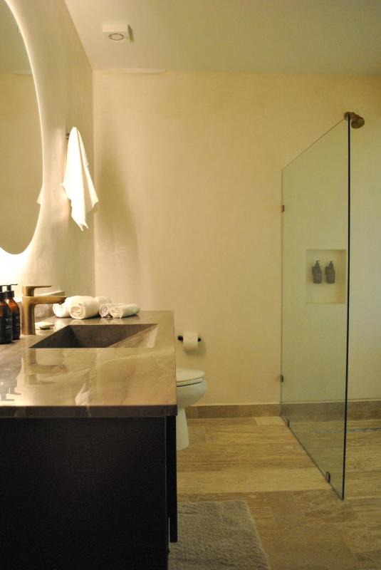 Upscale Condo Perfect Location - image 37