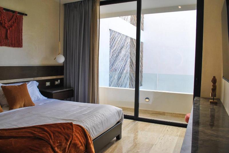 Upscale Condo Perfect Location - image 19
