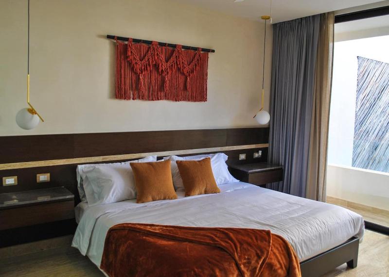 Upscale Condo Perfect Location - image 38