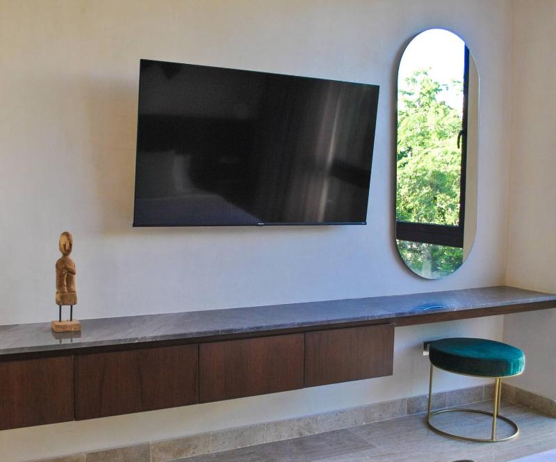 Upscale Condo Perfect Location - image 3