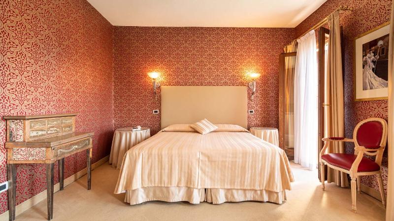 Superior Double Room Canal View image 4