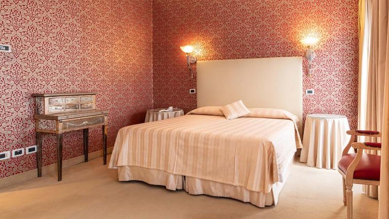 Superior Double Room Canal View image 1