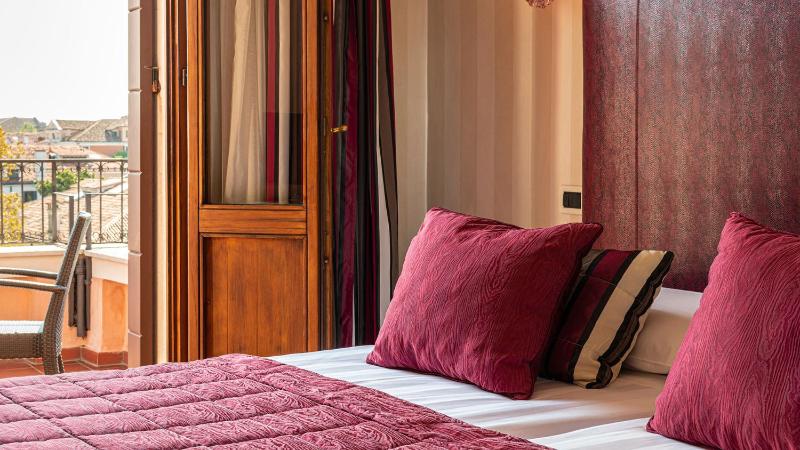 Superior Double Room Canal View image 3