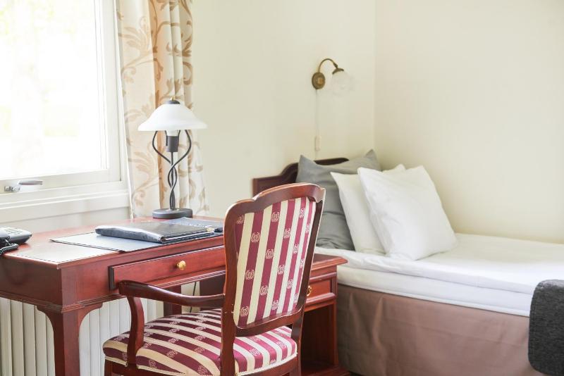 Twin Room image 3