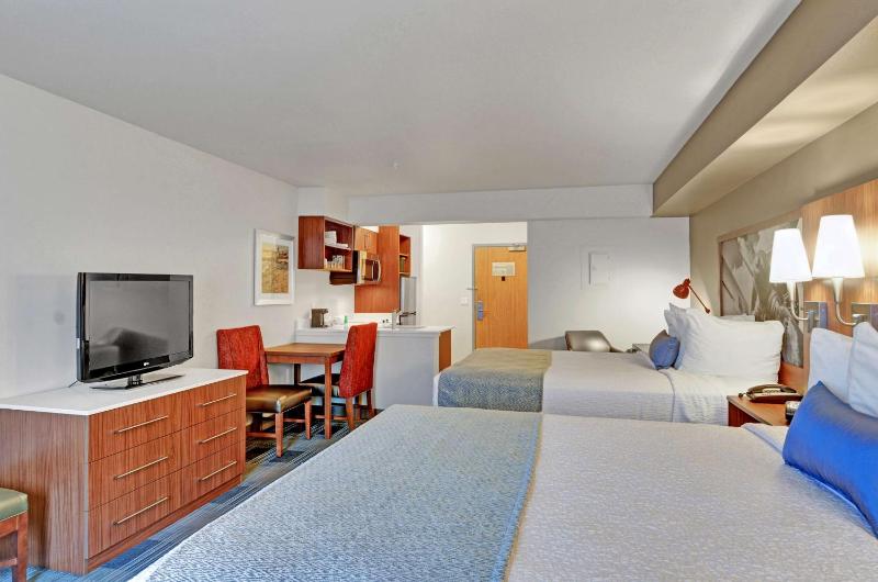 Queen Room with Two Queen Beds - Non-Smoking image 3
