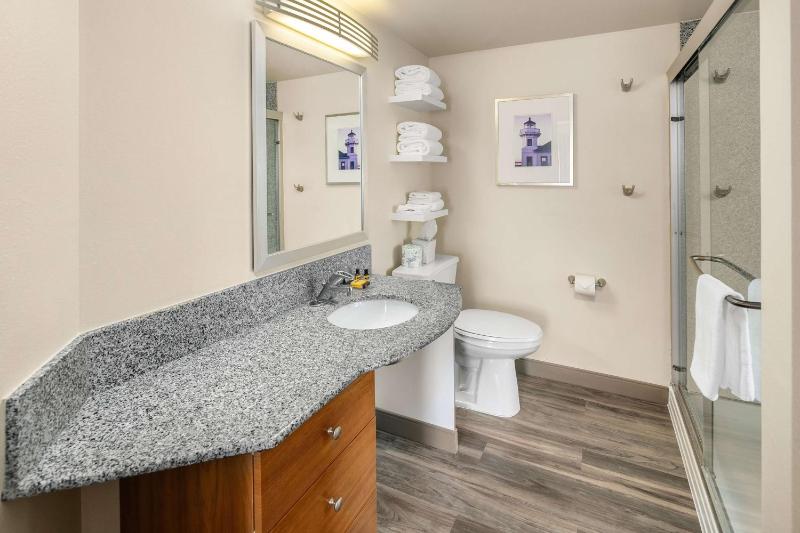 King Kitchen Suite with Soaking Tub image 3