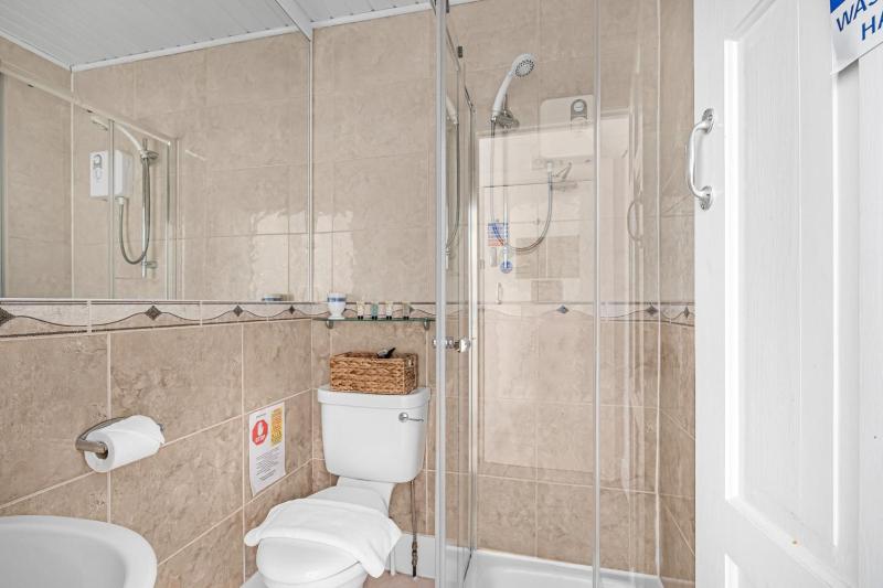 Twin Room with Shower image 4