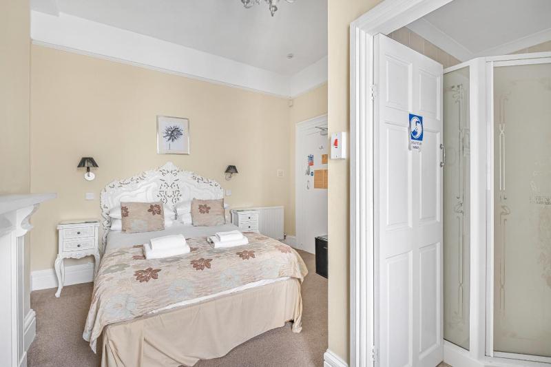 Deluxe Double Room with Shower image 3