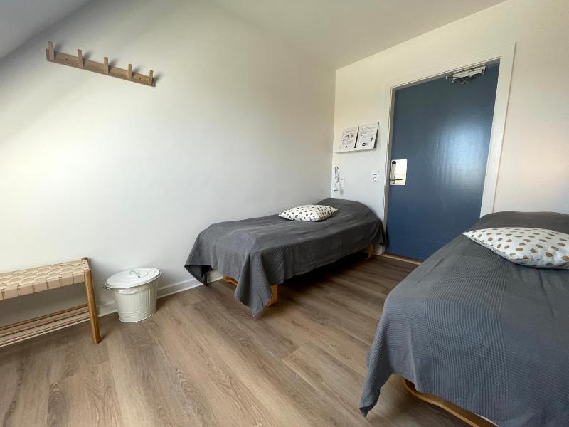 Twin Room with Shared Bathroom image 3