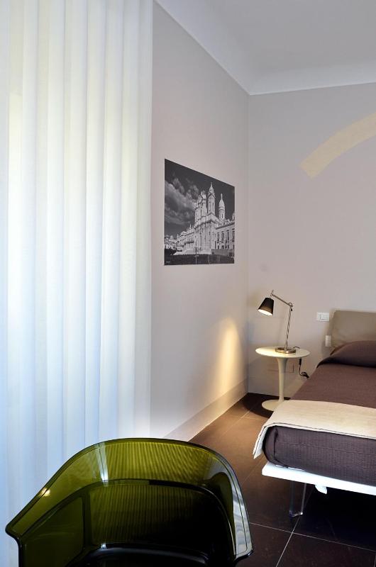 Double Room with Balcony image 2