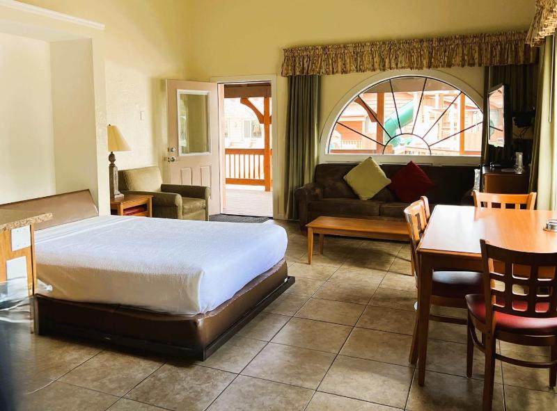 One-Bedroom Deluxe Apartment image 4