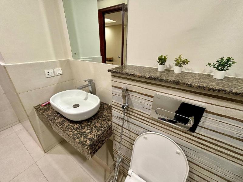 2 Bed w/Balcony @ GoldCrest Mall DHA - image 4