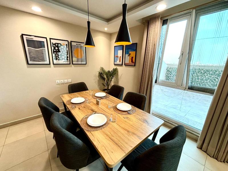 Bauhaus Design @ Gold Crest Mall - image 9