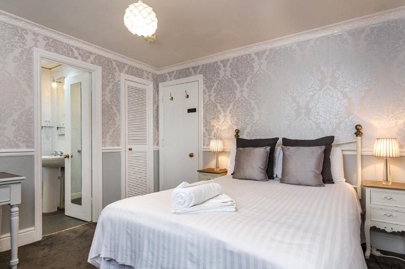 Double Room image 4