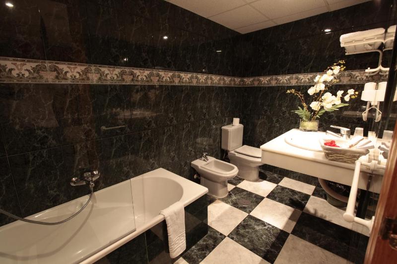 Double or Twin Room image 2