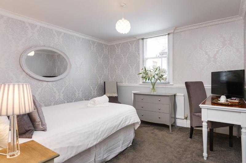 Double Room image 3