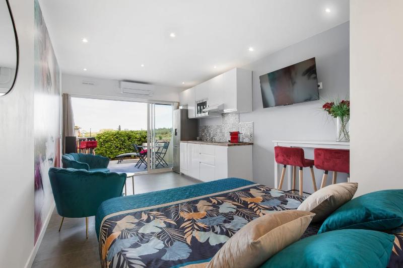 Blue Moon Heliopolis Ground Floor Apartment Near Naturist Beach - image 2