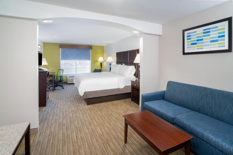 Standard King Room with Extra Floor Space image 3