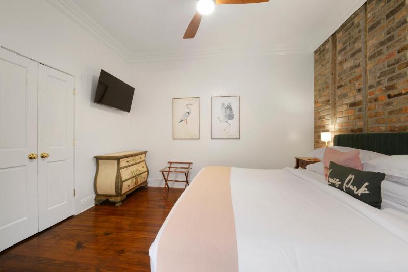Deluxe King Suite image 3