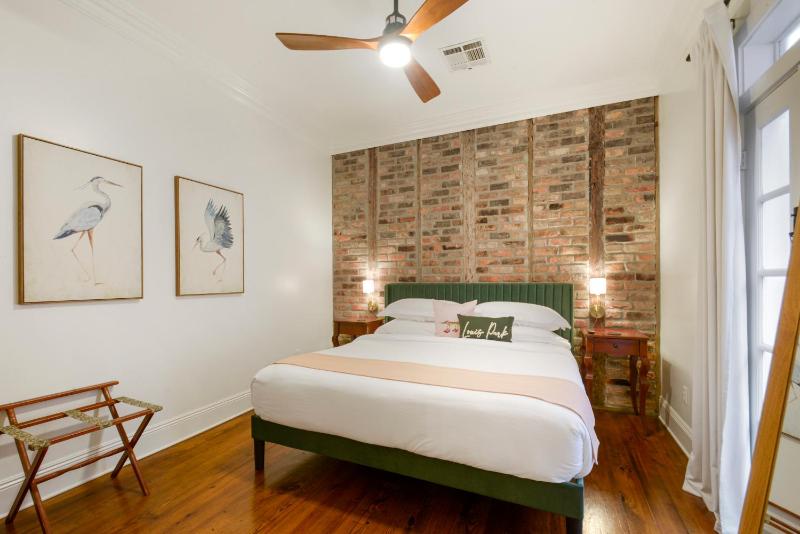 Deluxe King Suite image 4