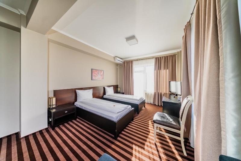 Superior Twin Room with Balcony image 1