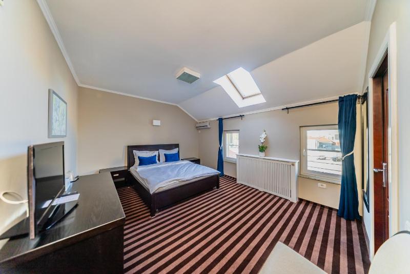 Standard Double Room image 4