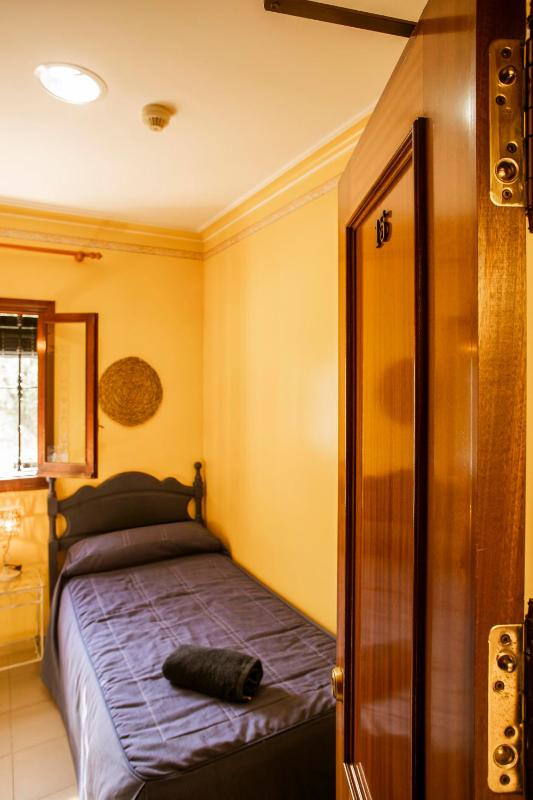 Single Room with Shared Bathroom image 1