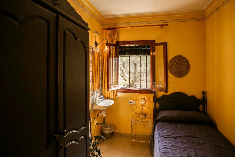 Single Room with Shared Bathroom image 3