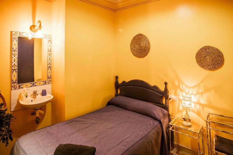 Single Room with Shared Bathroom image 2