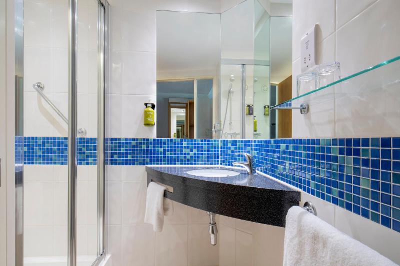 Standard Room with Free Hot Breakfast image 3