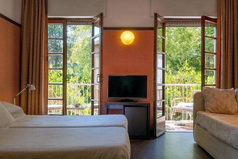 Double Room with Extra Bed image 2