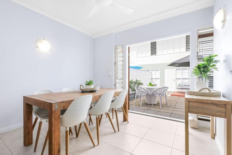 The Queenslander Family Townhouse Near Four Mile Beach - image 14