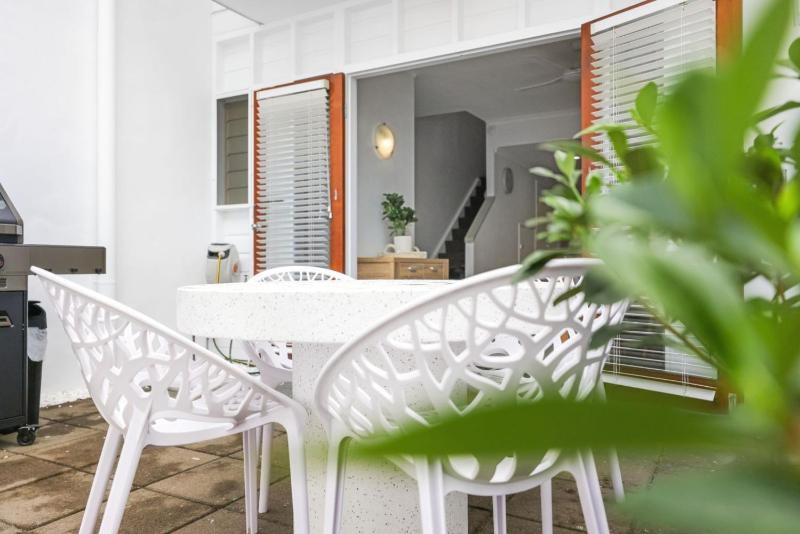 The Queenslander Family Townhouse Near Four Mile Beach - image 9