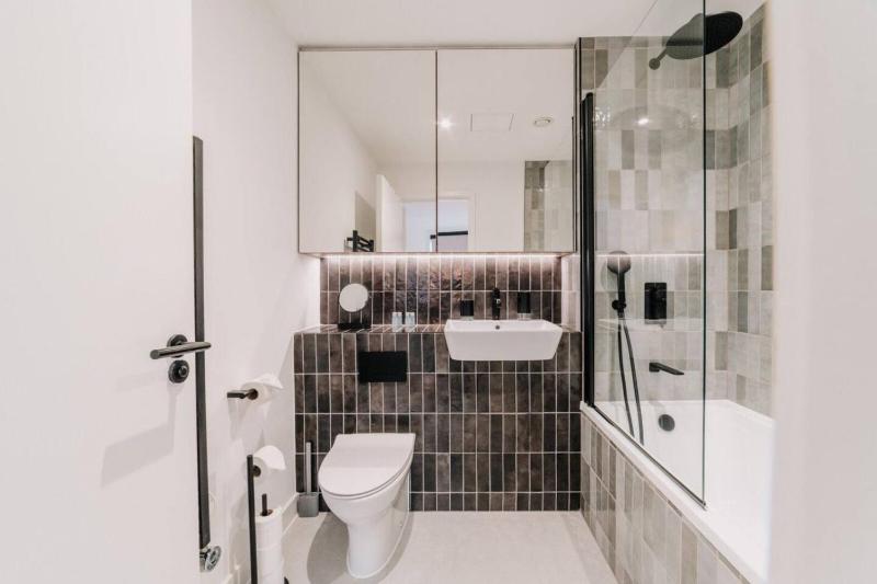 Modern 2-Bed Home - Sleeps 6 Parking & Ultra-Fast Wi-Fi - image 5