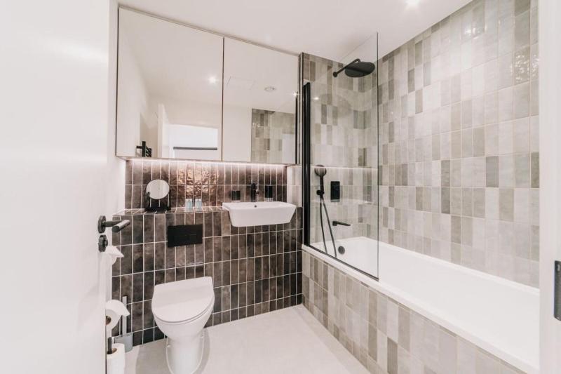 Modern 2-Bed Home - Sleeps 6 Parking & Ultra-Fast Wi-Fi - image 13