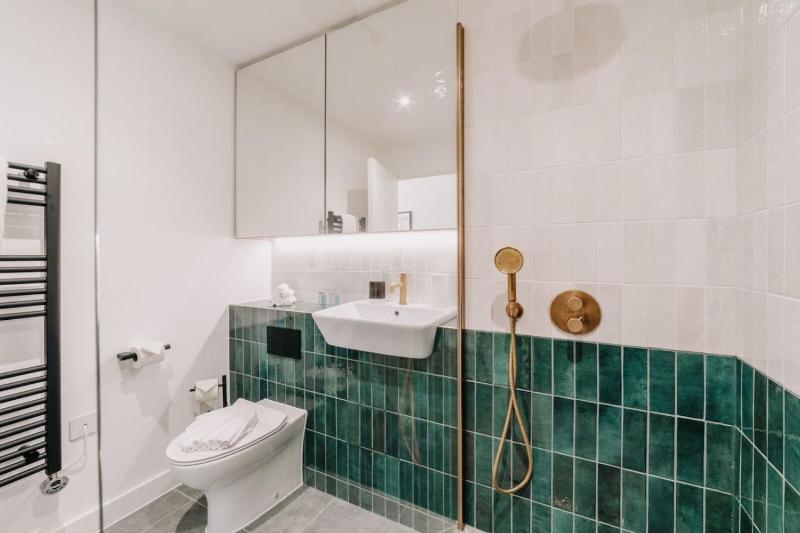 Modern 2-Bed Home - Sleeps 6 Parking & Ultra-Fast Wi-Fi - image 2
