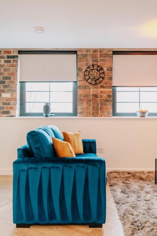 Modern 2-Bed Home - Sleeps 6 Parking & Ultra-Fast Wi-Fi - image 11