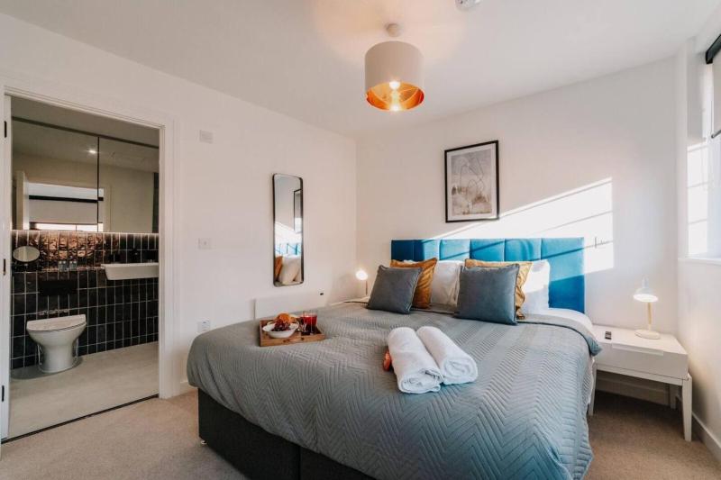 Modern 2-Bed Home - Sleeps 6 Parking & Ultra-Fast Wi-Fi - image 1