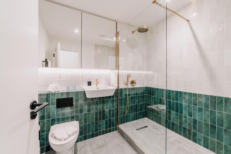 Modern 2-Bed Home - Sleeps 6 Parking & Ultra-Fast Wi-Fi - image 9